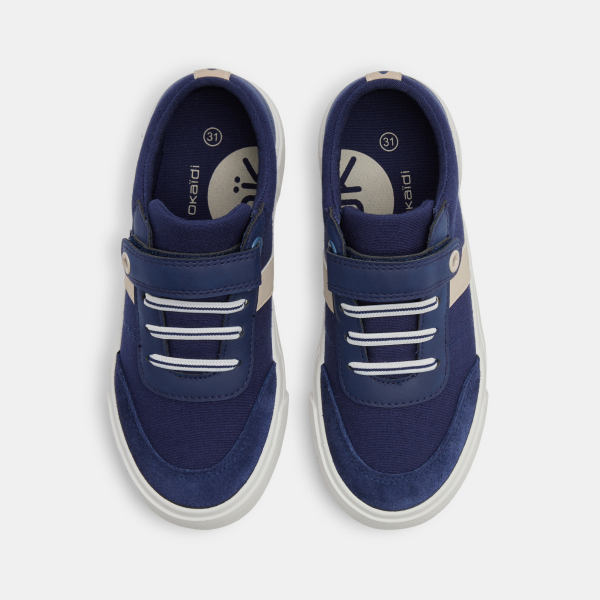 حذاء رياضي من قماش الكانفاس برقبة منخفضة، بشريط لاصق، باللون الأزرق للأولاد